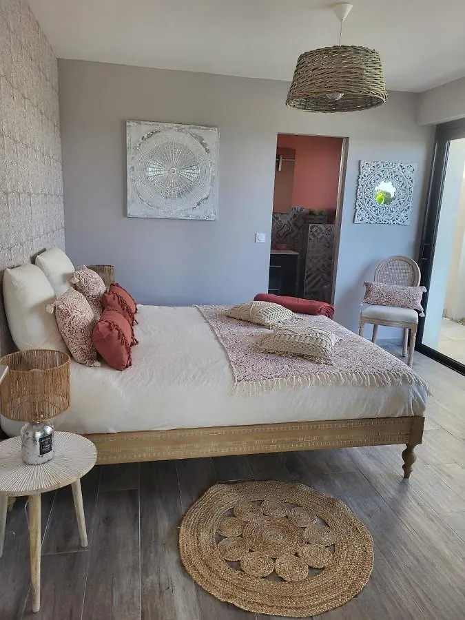 Homestay Aux Jolies Pierres Apartment Laouque
