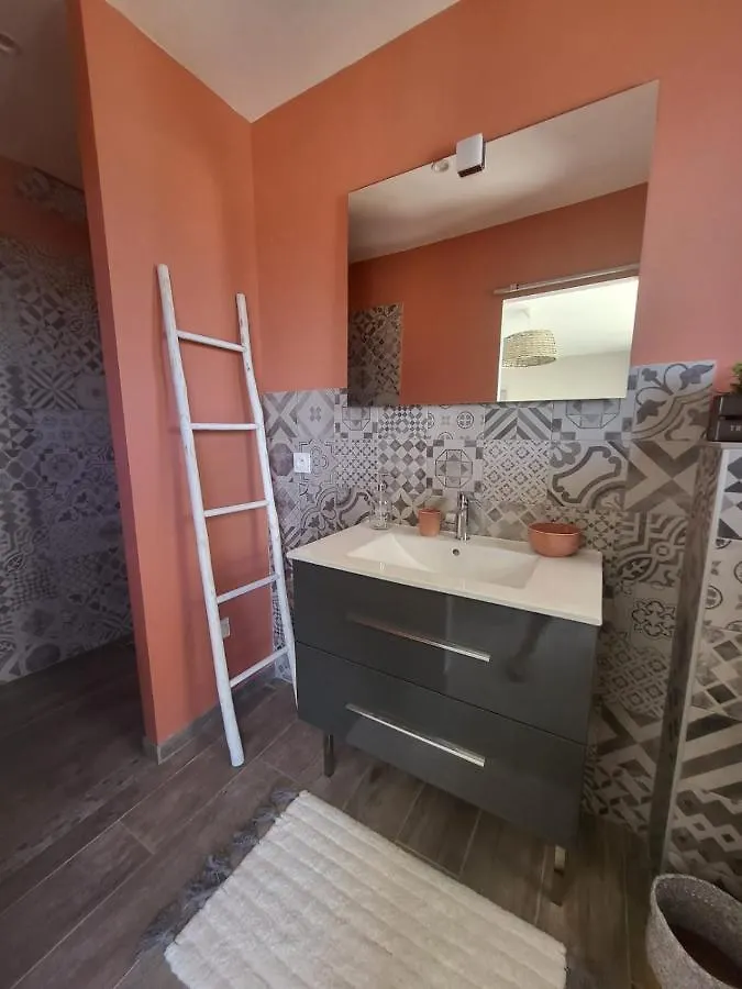 Homestay Aux Jolies Pierres Apartment Laouque