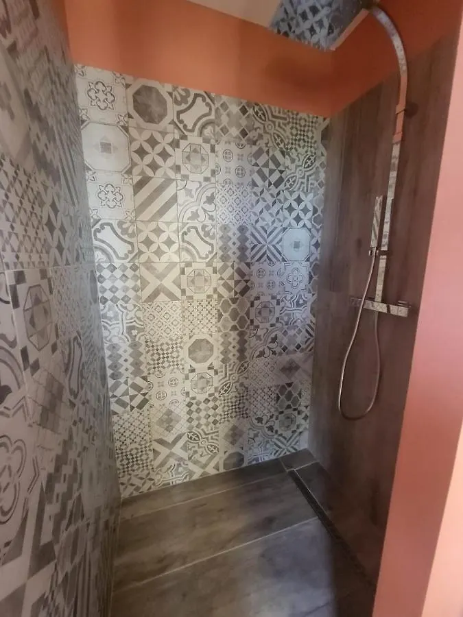 Aux Jolies Pierres Apartment Laouque Homestay